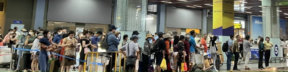 Hàng loạt chuyến bay từ Tân Sơn Nhất bị ảnh hưởng vì mưa lớn