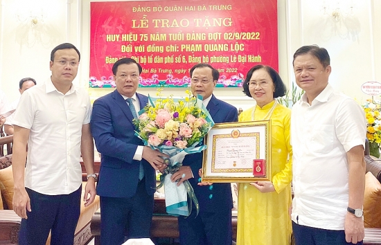 Bí thư Thành ủy Hà Nội trao Huy hiệu 75 năm tuổi Đảng cho đảng viên lão thành