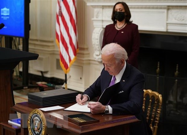 Tổng thống Mỹ Biden ký ban hành luật chống biến đổi khí hậu