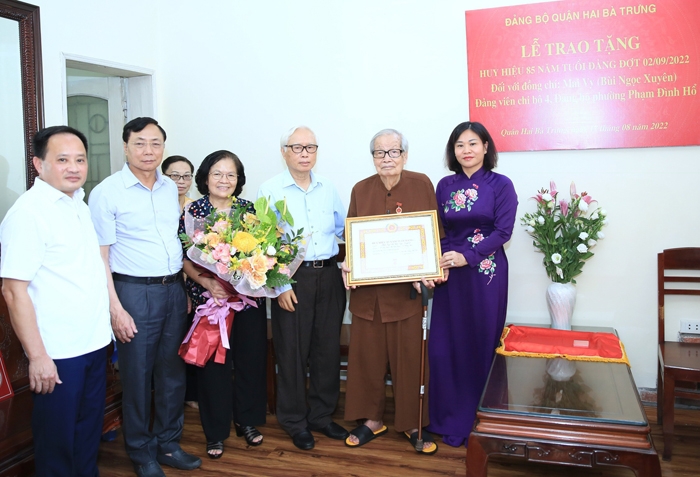 Đồng chí Mai Vy, nguyên Thứ trưởng Bộ Văn hóa nhận Huy hiệu 85 năm tuổi Đảng
