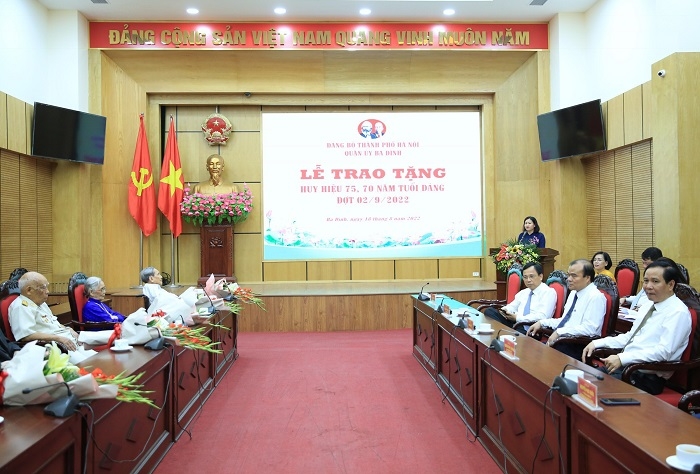 Phó Bí thư Thường trực Thành ủy Nguyễn Thị Tuyến phát biểu chúc mừng các đảng viên được nhận Huy hiệu Đảng