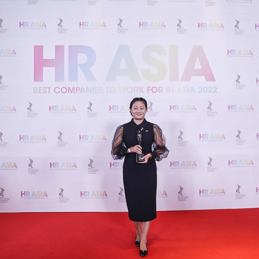 Bà Trần Thị Tuyết Trinh, Trưởng phòng nhân sự AEON Việt Nam tại buổi trao giải “Nơi làm việc tốt nhất Châu Á 2022” do Tạp chí nhân sự hàng đầu Châu Á HR Asia tổ chức