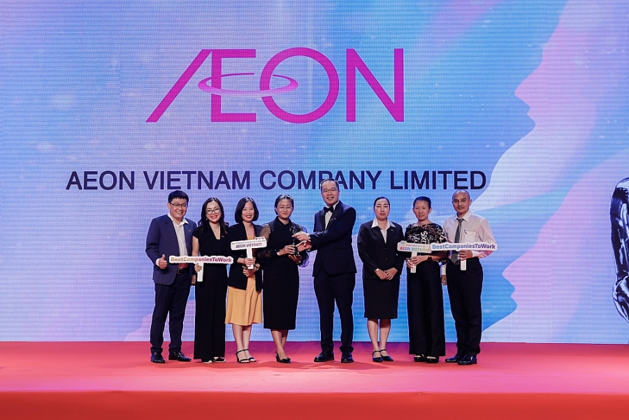 Các đại diện của AEON Việt Nam nhận giải thưởng “Nơi làm việc tốt nhất Châu Á 2022” của Tạp chí HR Asia vào chiều tối ngày 11/8