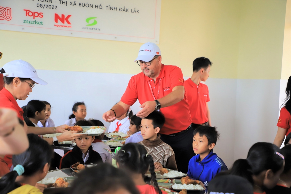 Trao tặng nhà ăn bán trú cho trường Tiểu học Trần Quốc Toản Đắk Lắk