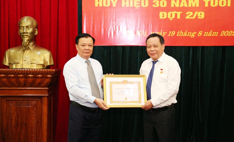 Đồng chí Nguyễn Văn Phong nhận Huy hiệu 30 năm tuổi Đảng