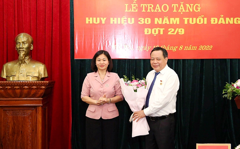 Phó Bí thư Thường trực Thành ủy Nguyễn Thị Tuyến tặng hoa, chúc mừng đồng chí Nguyễn Văn Phong.