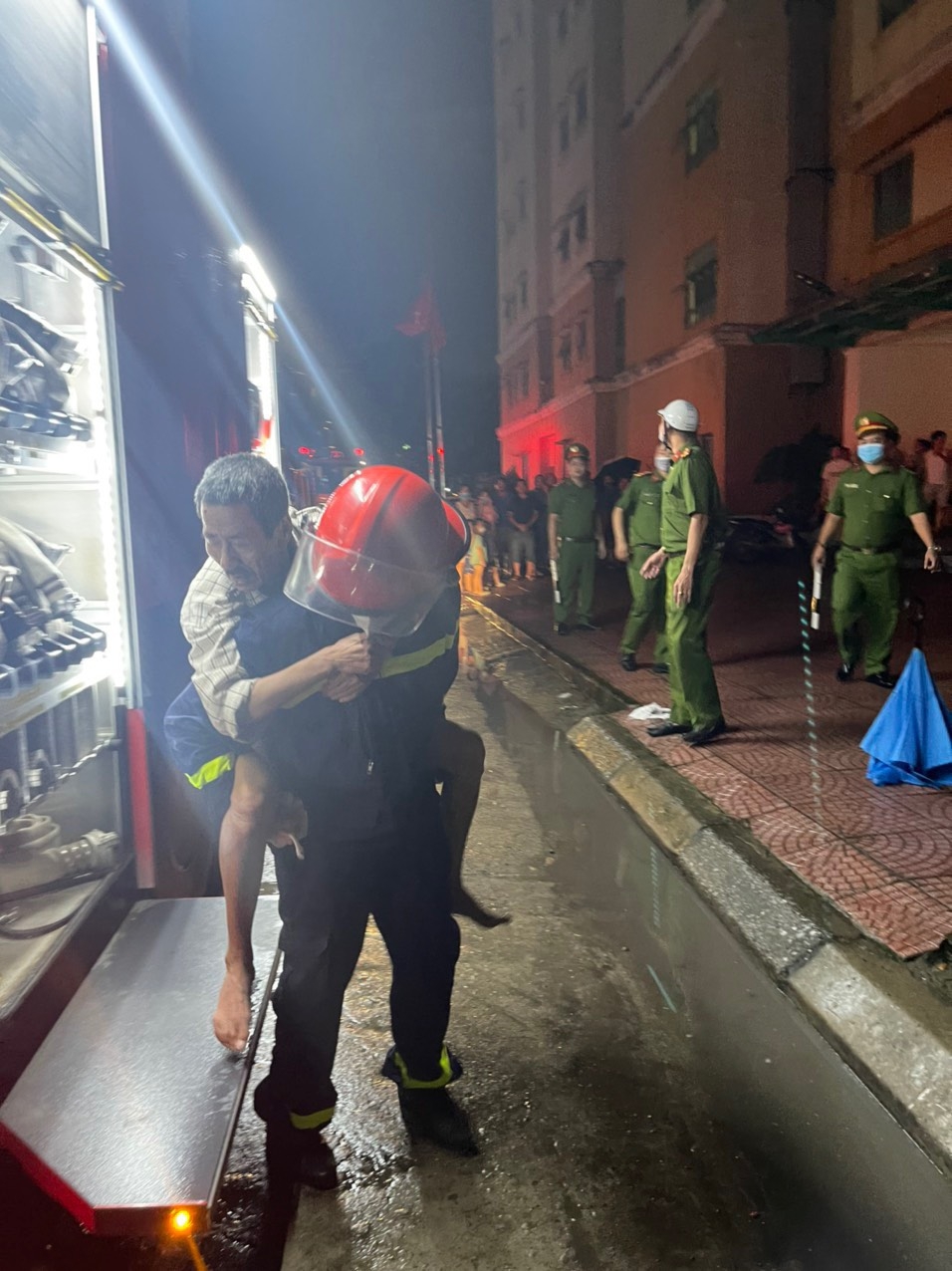 Giải cứu cụ già mắc kẹt trong đám cháy tại chung cư An Sinh