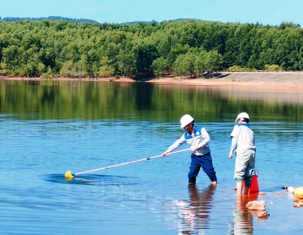 Hà Tĩnh: Vụ cá chết bất thường tại hồ Bộc Nguyên, Sở Tài nguyên và Môi trường đã lấy nước đi kiểm tra