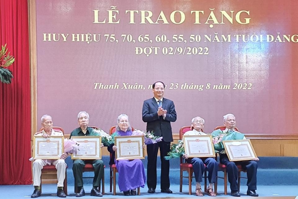 Quận ủy Thanh Xuân trao Huy hiệu Đảng cho đảng viên