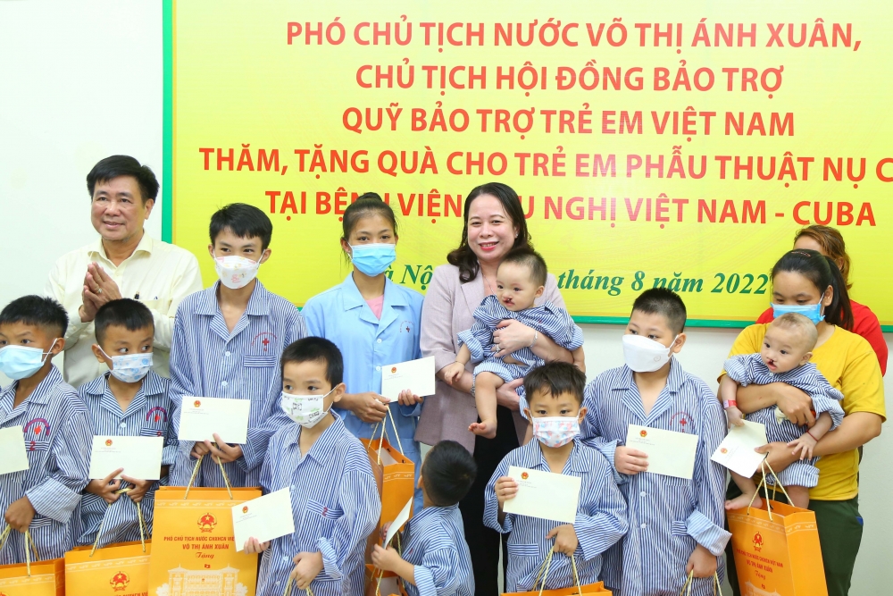 Phó Chủ tịch nước Võ Thị Ánh Xuân thăm, tặng quà cho trẻ em đang điều trị tại Bệnh viện Hữu nghị Việt Nam - Cuba