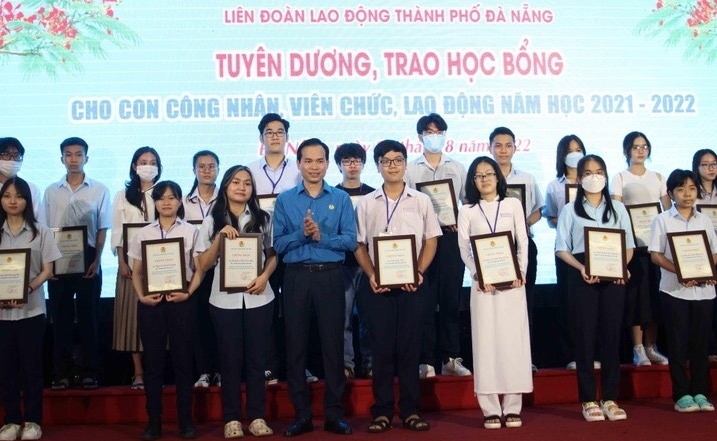 LĐLĐ thành phố Đà Nẵng trao 351 suất học bổng cho con công nhân, viên chức, lao động