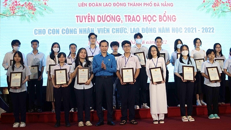 LĐLĐ thành phố Đà Nẵng trao 351 suất học bổng cho con công nhân, viên chức, lao động