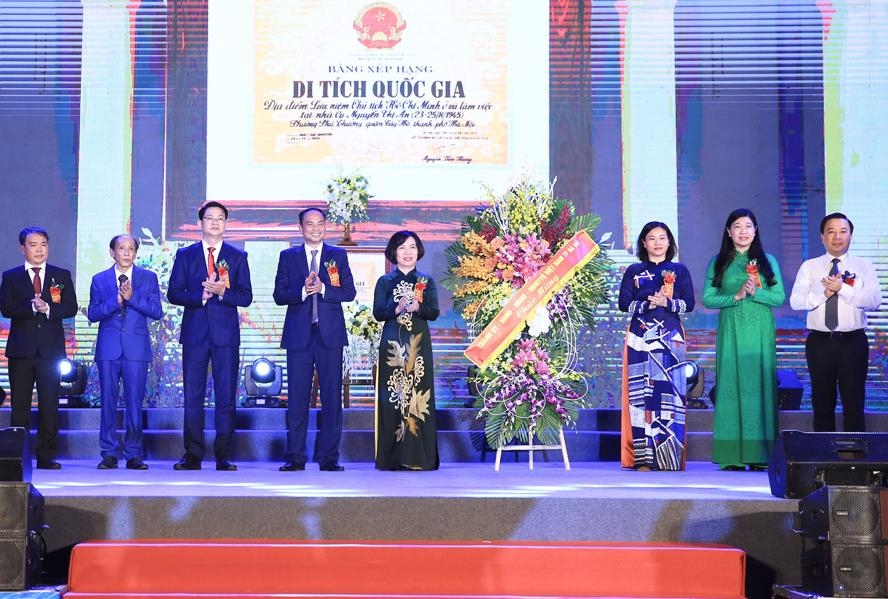 Quận Tây Hồ đón nhận Bằng xếp hạng Di tích quốc gia địa điểm Chủ tịch Hồ Chí Minh từng ở và làm việc