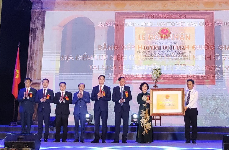 Quận Tây Hồ đón nhận Bằng xếp hạng Di tích quốc gia địa điểm Chủ tịch Hồ Chí Minh từng ở và làm việc