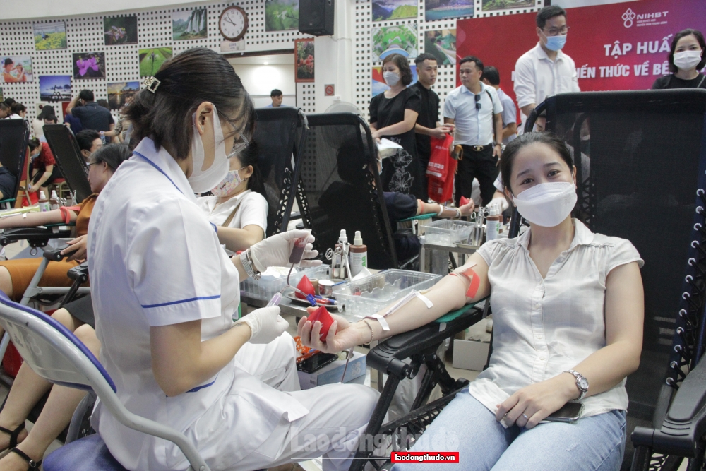 Hơn 300 cán bộ, công chức, viên chức, đoàn viên thanh niên tham gia Ngày hội hiến máu