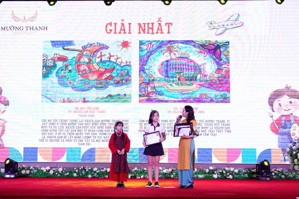 Bà Lê Thị Hoàng Yến - Tổng Giám đốc Tập đoàn Mường Thanh trao giải nhất cho các thi sinh đạt giải nhất trong cuộc thi Du lịch cùng Mường Thanh - Kì nghỉ mơ ước