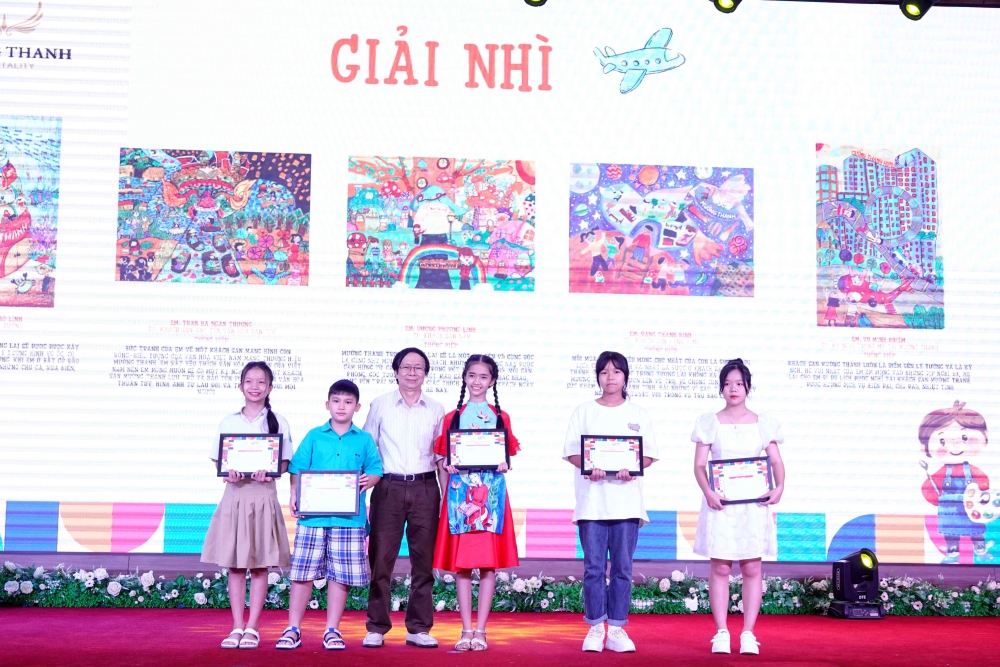 Ông Nguyễn Hữu Hạnh - Trưởng ban chấm giải trao giải Nhì cho các thí sinh