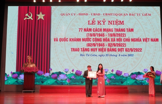 304 đảng viên quận Bắc Từ Liêm được trao tặng Huy hiệu Đảng đợt 2/9