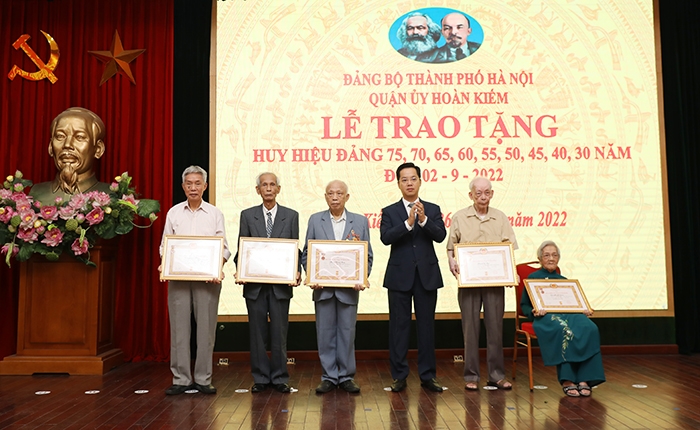 Chủ tịch HĐND Thành phố Nguyễn Ngọc Tuấn trao huy hiệu Đảng tại quận Hoàn Kiếm