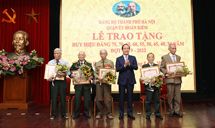 Chủ tịch HĐND Thành phố Nguyễn Ngọc Tuấn trao huy hiệu Đảng tại quận Hoàn Kiếm