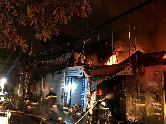Hà Nội: Kịp thời khống chế đám cháy 4 ki ốt kinh doanh lúc rạng sáng