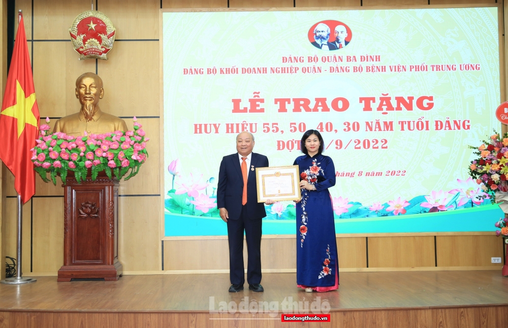 Lãnh đạo thành phố Hà Nội trao Huy hiệu Đảng tại quận Ba Đình