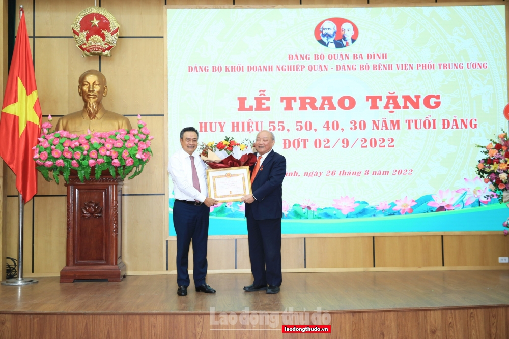 Lãnh đạo thành phố Hà Nội trao Huy hiệu Đảng tại quận Ba Đình