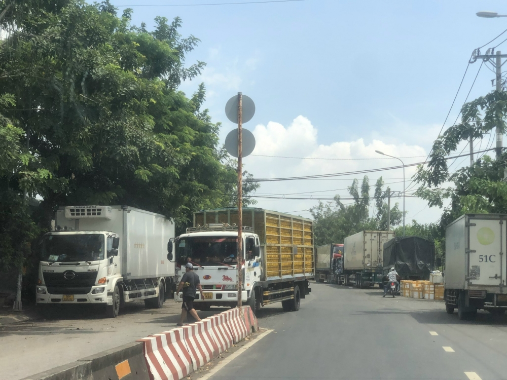 TP.Hồ Chí Minh: Xe quá tải  vẫn ngang nhiên chạy bất chấp cả đường cấm
