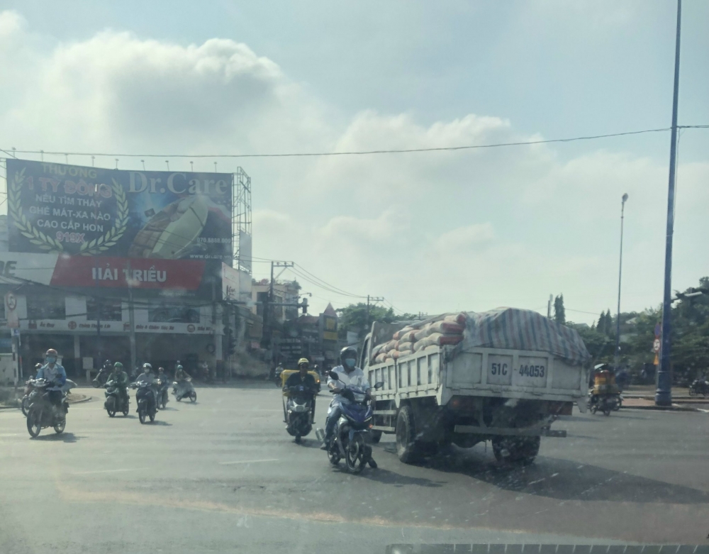 TP.Hồ Chí Minh: Xe quá tải  vẫn ngang nhiên chạy bất chấp cả đường cấm