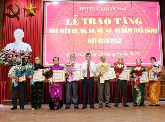 Huyện ủy Quốc Oai trao tặng Huy hiệu Đảng cho 129 đảng viên đợt 2/9
