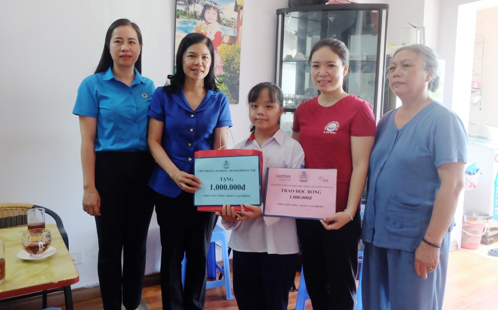 Phó Chủ tịch Thường trực LĐLĐTP Hà Nội Đặng Thị Phương Hoa thăm, tặng quà con công nhân có hoàn cảnh khó khăn