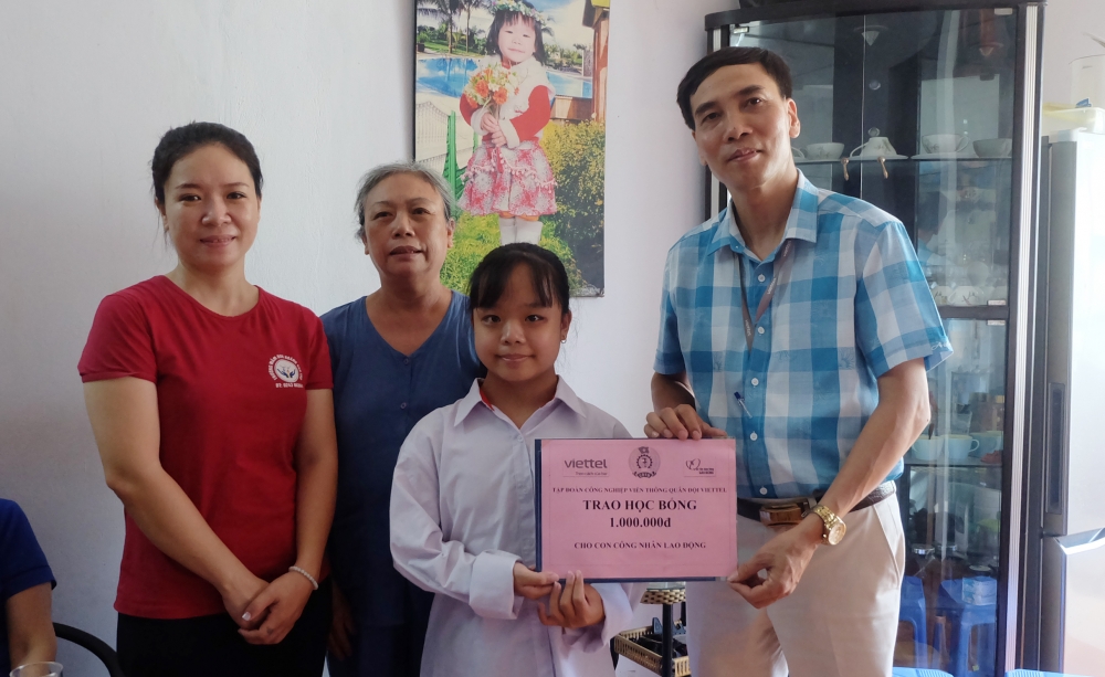 Phó Chủ tịch Thường trực LĐLĐTP Hà Nội Đặng Thị Phương Hoa thăm, tặng quà con công nhân có hoàn cảnh khó khăn