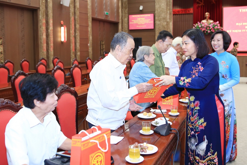 Phó Bí thư Thường trực Thành uỷ Nguyễn Thị Tuyến tặng quà các chiến sỹ cách mạng bị địch bắt tù đày thành phố Hà Nội