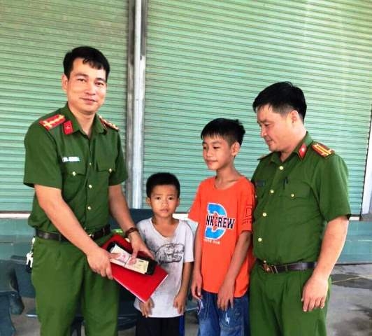 Hà Tĩnh: Tuyên dương nhóm học sinh trả lại hơn 14 triệu đồng cho người đánh rơi