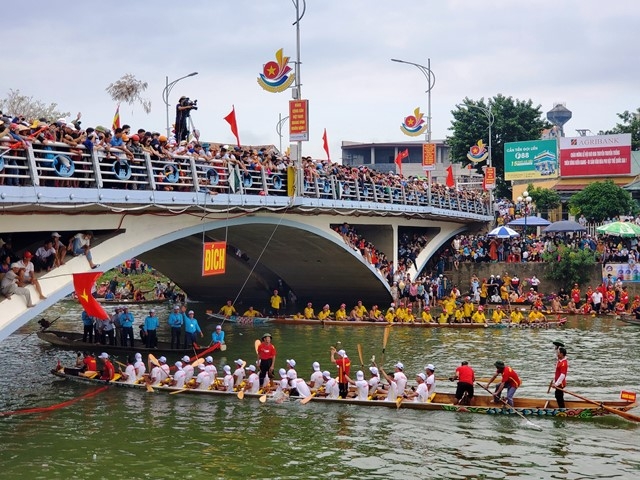 Quảng Bình: Sôi nổi Lễ hội đua thuyền trên sông Kiến Giang