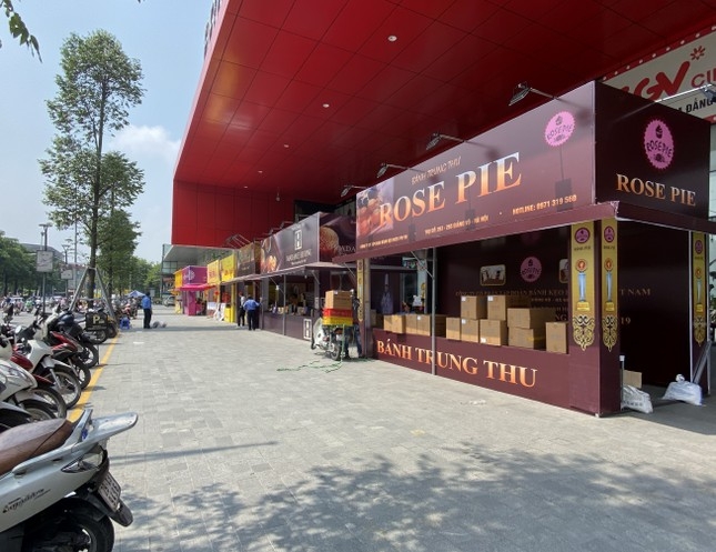 Thị trường bánh Trung thu Hà Nội: Nơi xếp hàng chờ mua, nơi “vắng như chùa Bà Đanh”