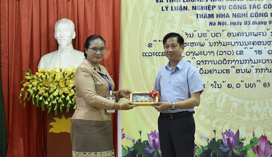 Đoàn cán bộ Liên hiệp Công đoàn thành phố Viêng Chăn thăm, làm việc với Nhà nghỉ Công đoàn Hà Nội
