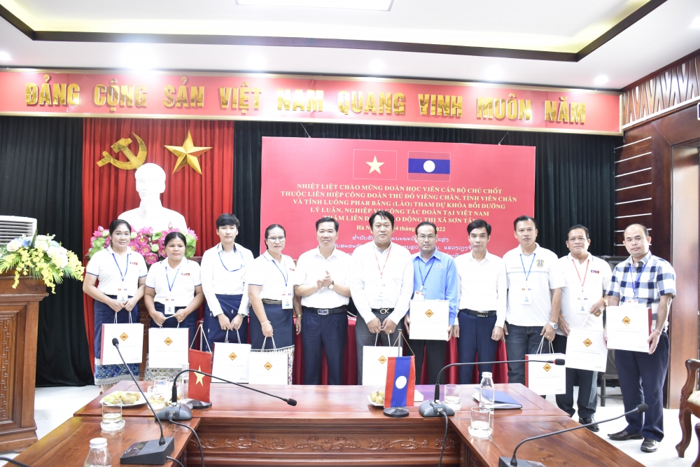 Đoàn công tác Liên hiệp Công đoàn thành phố Viêng Chăn làm việc tại thị xã Sơn Tây