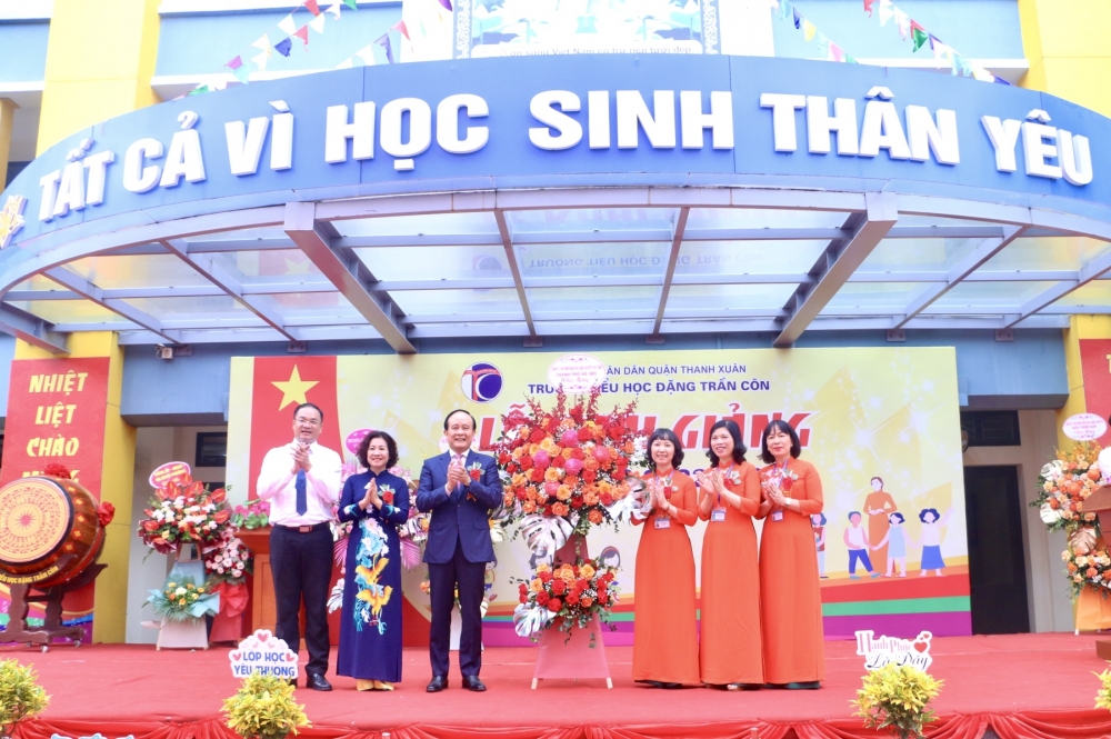 Chủ tịch HĐND thành phố Hà Nội Nguyễn Ngọc Tuấn dự lễ khai giảng tại Trường Tiểu học Đặng Trần Côn