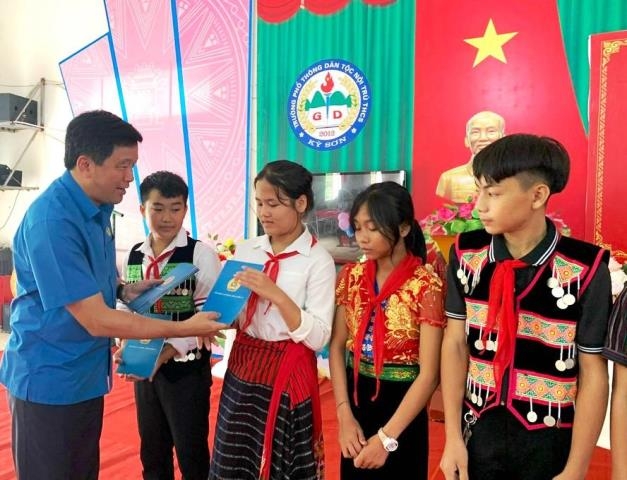 Học sinh các tỉnh miền Trung nô nức khai giảng năm học mới