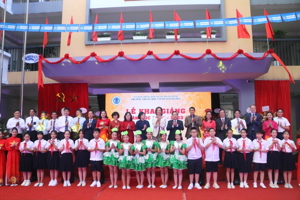 Tổng giám đốc UNESCO đánh trống khai giảng ở ngôi trường hơn 100 năm tuổi của Hà Nội