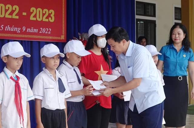 Hà Tĩnh: Trao 50 suất học bổng cho con công nhân lao động vào năm học mới