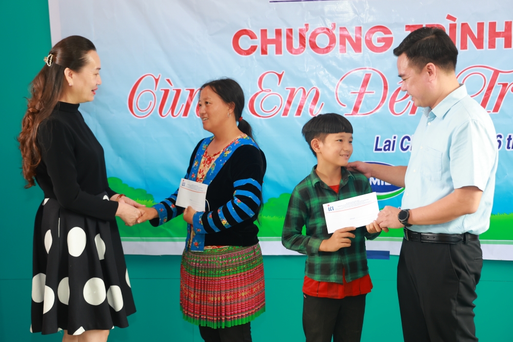 Dự án “Phát triển báo chí Việt Nam” tập huấn và tặng quà cho trẻ em khó khăn tại Lai Châu