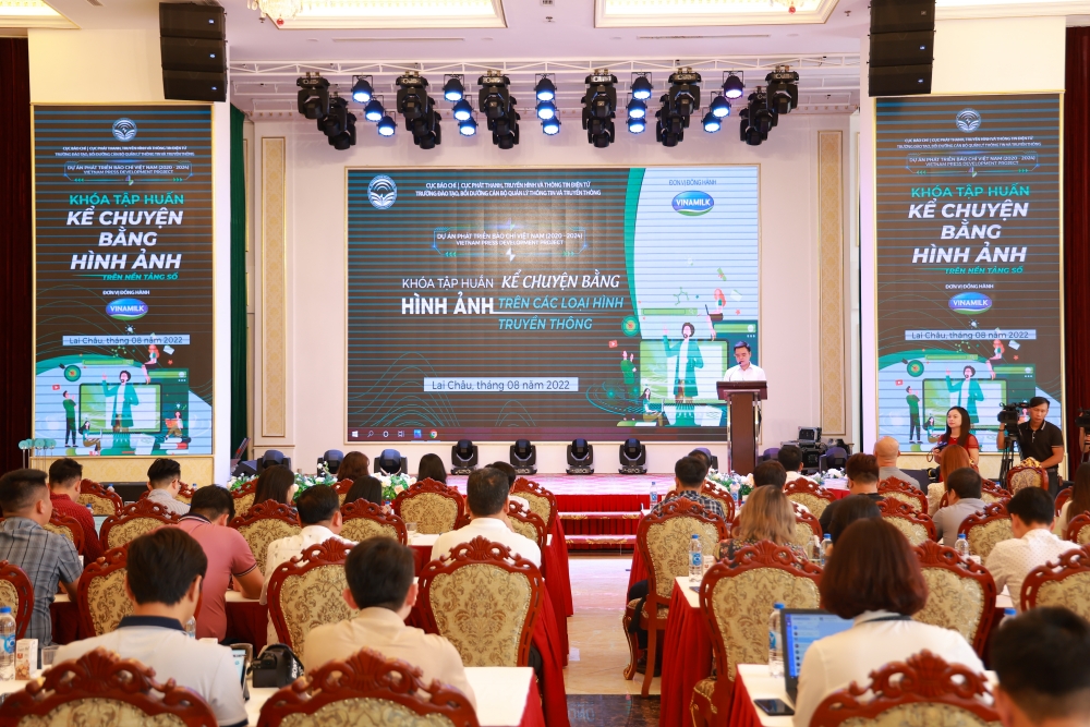 Dự án “Phát triển báo chí Việt Nam” tập huấn và tặng quà cho trẻ em khó khăn tại Lai Châu