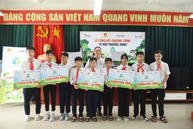 Trao tặng học bổng cho học sinh trong chương trình “Vì mái trường xanh”. (Ảnh: Dương Ánh)