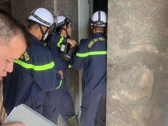 Giải cứu 10 công nhân mắc kẹt trong thang máy chung cư