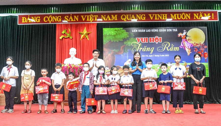 Đà Nẵng: Công đoàn quận Cẩm Lệ và Sơn Trà tặng 450 suất quà trung thu cho trẻ em