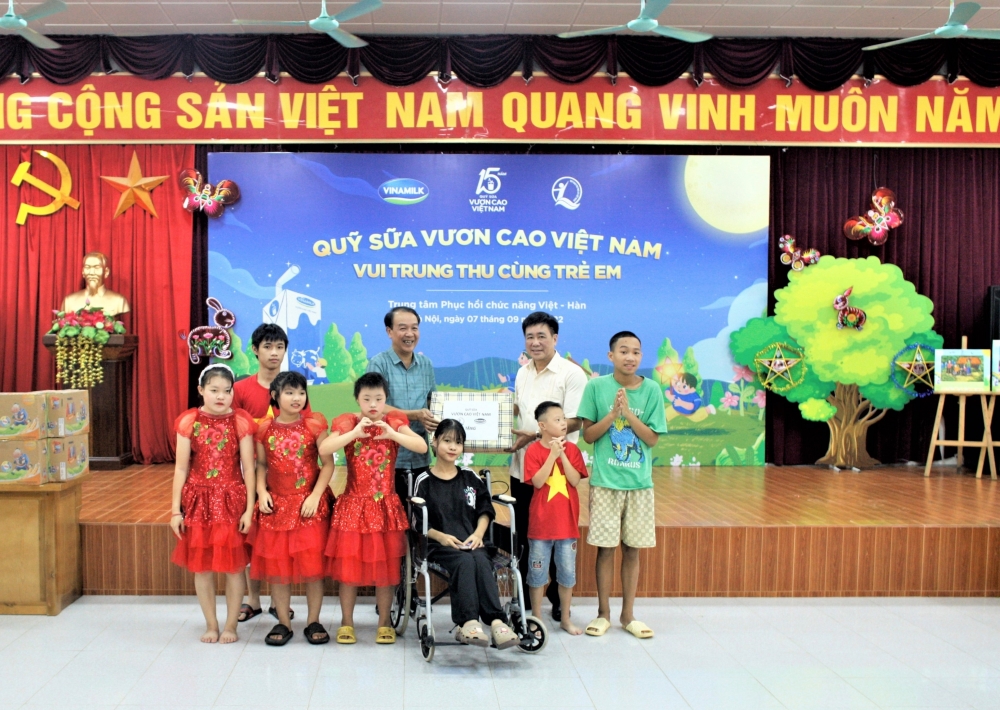 Thêm một mùa trung thu ấm áp trong hành trình 15 năm của Quỹ sữa Vươn cao Việt Nam