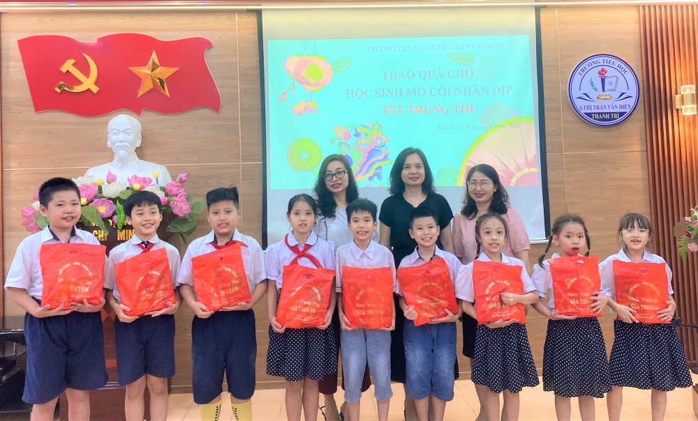 Tặng quà Trung thu cho 120 học sinh mồ côi