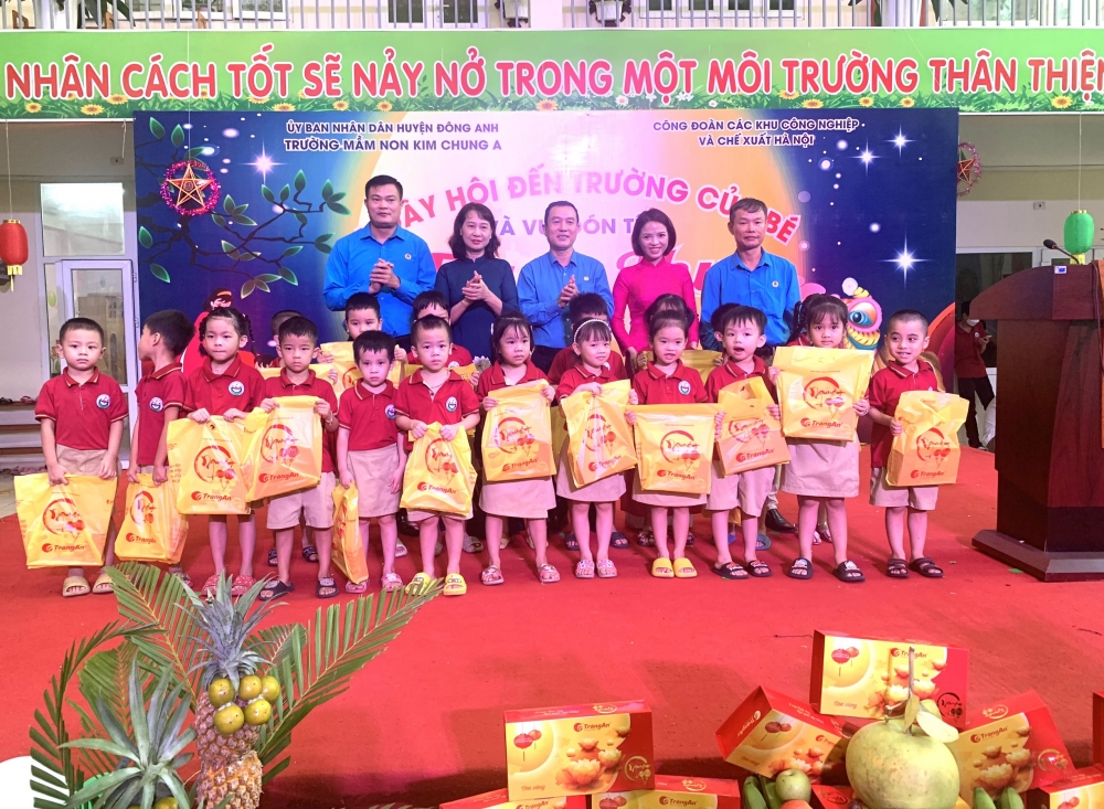 Công đoàn các KCN&CX Hà Nội tặng quà các cháu con CNLĐ Khu công nghiệp Thăng Long